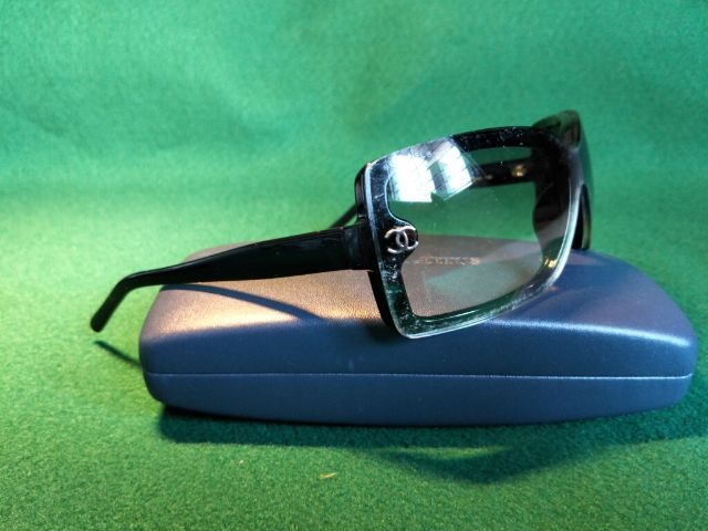 ขอขายแว่นตากันแดดหญิงแบรนด์ Chanel รุ่น 5065 แท้ กระจกมีรหัสสีทูโทนสีดำปนขาวอ่อนๆก้านดำสภาพมีรอยเล็กน้อยตามภาษามือสองแต่กระจกยังใส่ได้สบาย รูปที่ 9