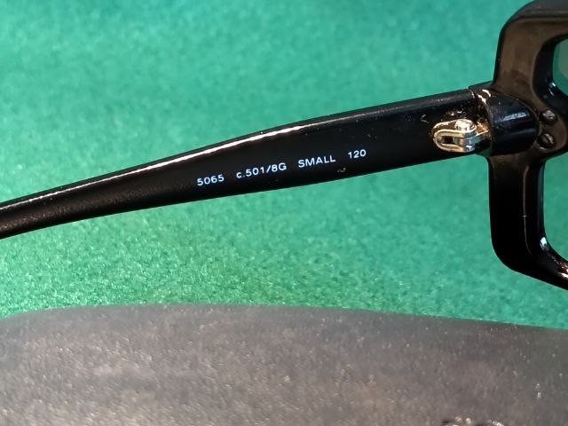 ขอขายแว่นตากันแดดหญิงแบรนด์ Chanel รุ่น 5065 แท้ กระจกมีรหัสสีทูโทนสีดำปนขาวอ่อนๆก้านดำสภาพมีรอยเล็กน้อยตามภาษามือสองแต่กระจกยังใส่ได้สบาย รูปที่ 8