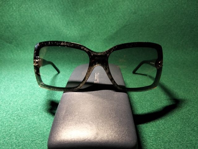 ขอขายแว่นตากันแดดหญิงแบรนด์ Chanel รุ่น 5065 แท้ กระจกมีรหัสสีทูโทนสีดำปนขาวอ่อนๆก้านดำสภาพมีรอยเล็กน้อยตามภาษามือสองแต่กระจกยังใส่ได้สบาย รูปที่ 4