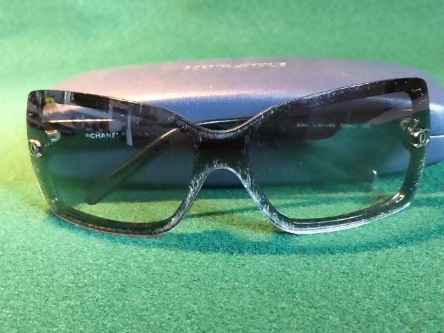ขอขายแว่นตากันแดดหญิงแบรนด์ Chanel รุ่น 5065 แท้ กระจกมีรหัสสีทูโทนสีดำปนขาวอ่อนๆก้านดำสภาพมีรอยเล็กน้อยตามภาษามือสองแต่กระจกยังใส่ได้สบาย รูปที่ 13