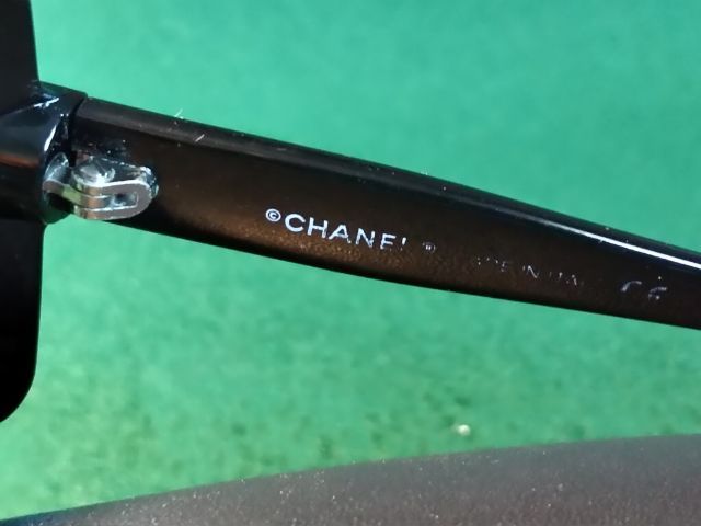 ขอขายแว่นตากันแดดหญิงแบรนด์ Chanel รุ่น 5065 แท้ กระจกมีรหัสสีทูโทนสีดำปนขาวอ่อนๆก้านดำสภาพมีรอยเล็กน้อยตามภาษามือสองแต่กระจกยังใส่ได้สบาย รูปที่ 10