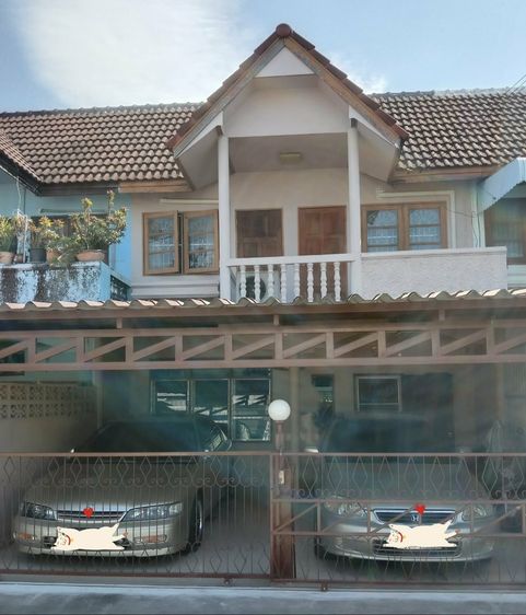 มีบางส่วน สร้างเสร็จก่อน 2010 เจ้าของอยากขายด่วน บ้านทาวน์เฮ้าส์ 2 ชั้น ตามสภาพ 28 ตร.วา เมืองนนทบุรี หน้ากว้าง 6 เมตร ที่จอดรถยนต์ในบ้านได้ 2 คัน  3 ห้องนอน 2 ห้องน้ำ เด