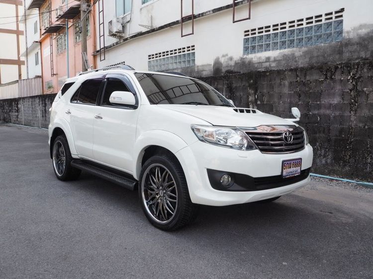 รถ Toyota Fortuner 3.0 V 4WD สี ขาว