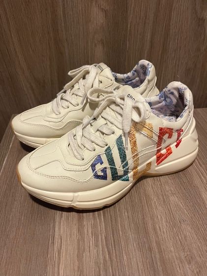 รองเท้าผ้าใบสนีกเกอร์