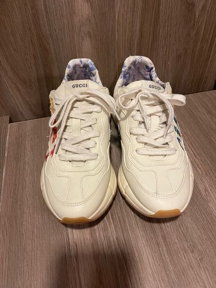 รองเท้าผ้าใบสนีกเกอร์ รูปที่ 2