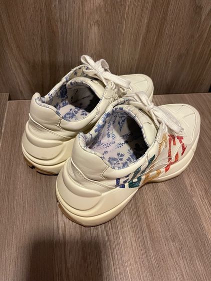 รองเท้าผ้าใบสนีกเกอร์ รูปที่ 4