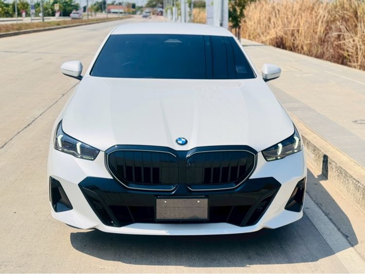 BMW Series 5 2024 520d Sedan ดีเซล ไม่ติดแก๊ส เกียร์อัตโนมัติ ขาว รูปที่ 2