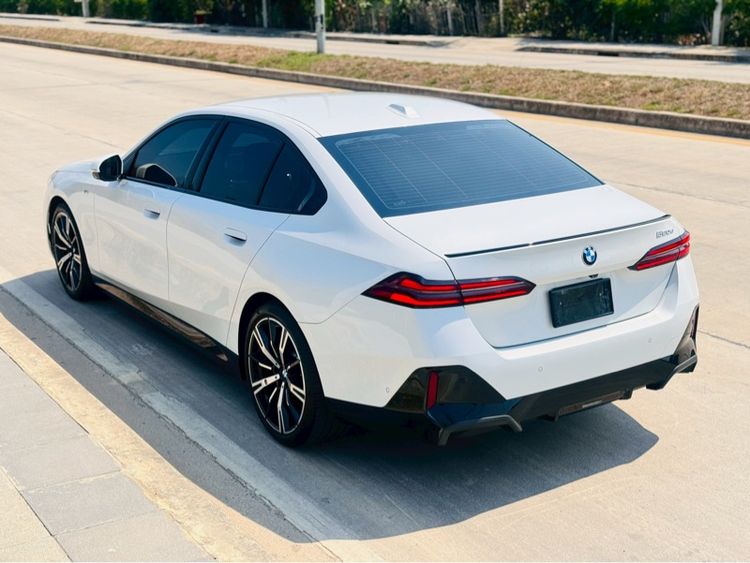 BMW Series 5 2024 520d Sedan ดีเซล ไม่ติดแก๊ส เกียร์อัตโนมัติ ขาว รูปที่ 3