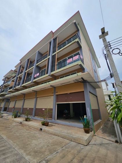 ตึกอาคารพาณิชย์ 3.5 ชั้น 3 คูหา เนื้อที่ 63 ตารางวา