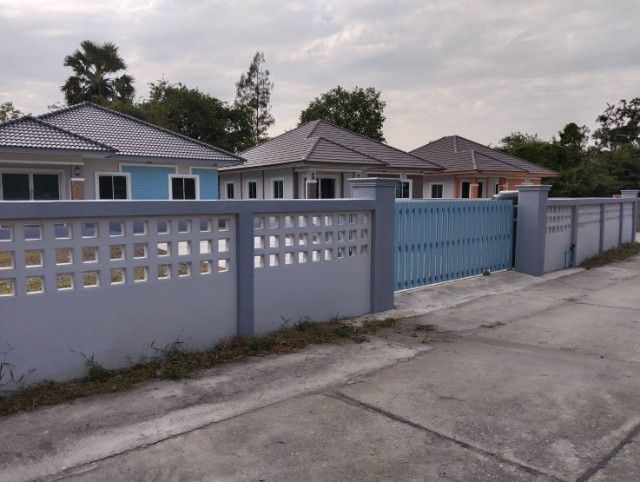 มีบางส่วน 2022 ใช่ บ้านเดี่ยวเนื้อที่ 100 ตร.วเหลือที่เยอะ3ห้องนอน 2 ห้องน้ำห้องนั่งเล่นห้องครัวสร้างถูกหลักฮวงจุ้ย รูปที่ 2