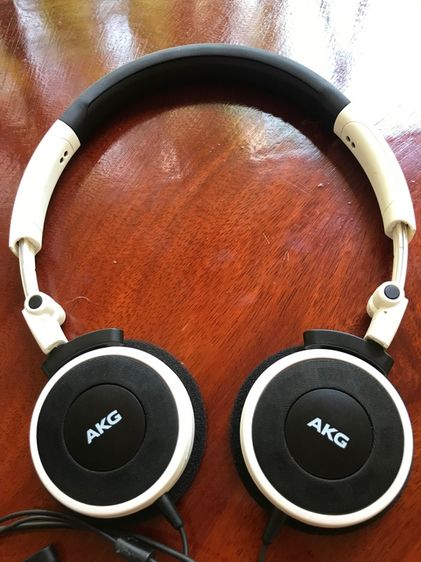 AKG Y30