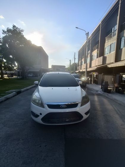 รถ Ford Focus 1.8 Finesse สี ขาว