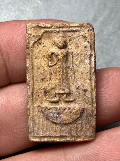 พระเนื้อผงยืน