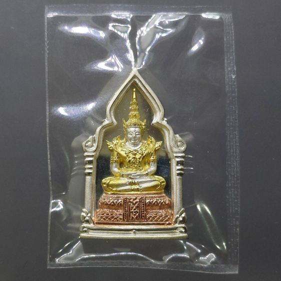 พระพุทธมหามณีรัตนปฏิมากร (พระแก้วมรกต) เนื้อเงินสามกษัตริย์ พิมพ์เล็ก รุ่นเฉลิมพระเกียรติ วัดพระศรีรัตนศาสดาราม ปี2543 พร้อมกล่องเดิม รูปที่ 3