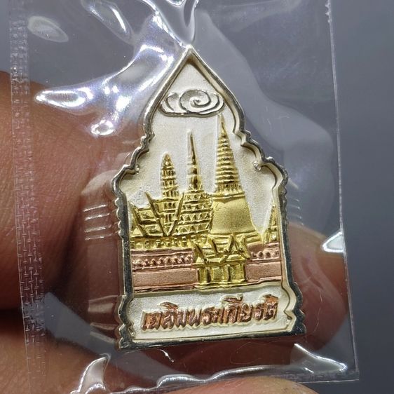 พระพุทธมหามณีรัตนปฏิมากร (พระแก้วมรกต) เนื้อเงินสามกษัตริย์ พิมพ์เล็ก รุ่นเฉลิมพระเกียรติ วัดพระศรีรัตนศาสดาราม ปี2543 พร้อมกล่องเดิม รูปที่ 7