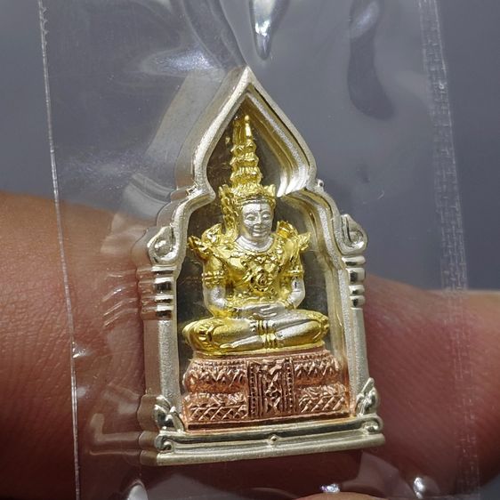 พระพุทธมหามณีรัตนปฏิมากร (พระแก้วมรกต) เนื้อเงินสามกษัตริย์ พิมพ์เล็ก รุ่นเฉลิมพระเกียรติ วัดพระศรีรัตนศาสดาราม ปี2543 พร้อมกล่องเดิม รูปที่ 6