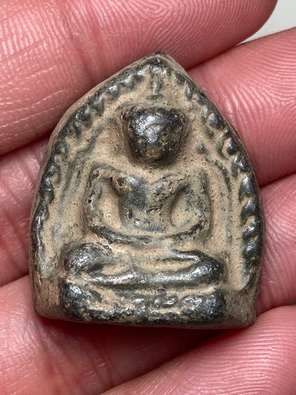 หลวงพ่อโตเนื้อโลหะ