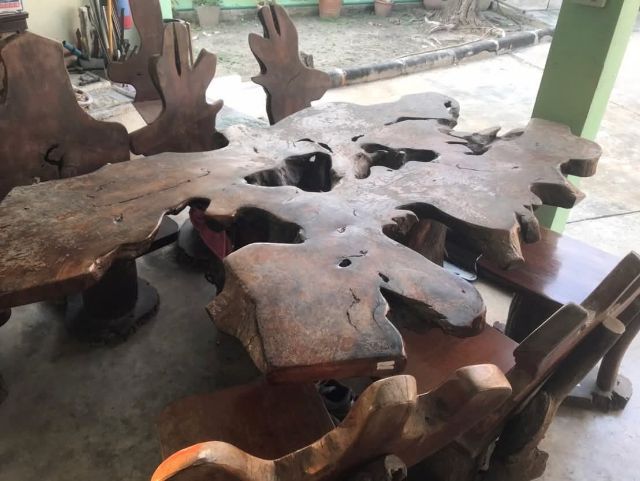 โต๊ะไม้ พร้อมเก้าอี้ไม้8ตัว  อยากเคลียพื้นที่ครับ ราคาต่อรองได้ครับ