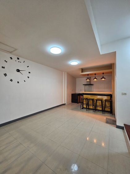 อื่นๆ มีบางส่วน สร้างเสร็จก่อน 2010 บ้านทาวน์โฮม 3 ชั้น ให้เช่า หมู่บ้านเฟรชวิลล่า ซอยนวมินทร์ 157, 163 