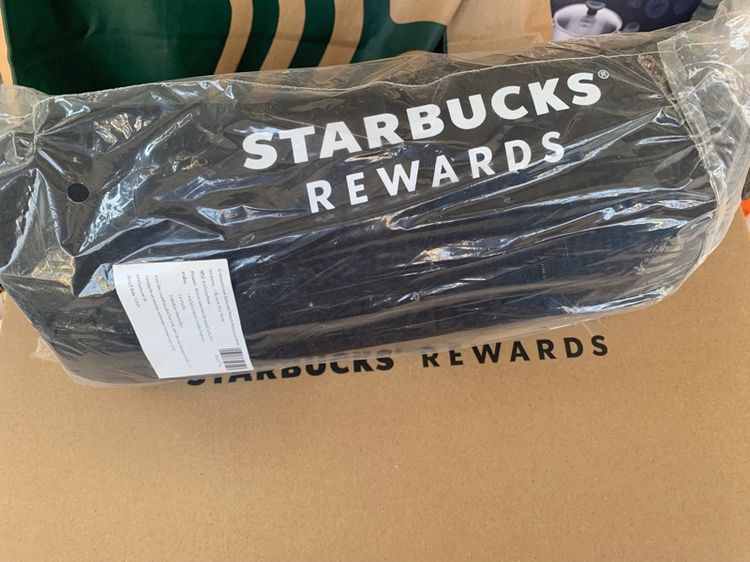 ตะกร้าพร้อมโต๊ะปิคนิค, ผ้าห่ม starbucks รูปที่ 2