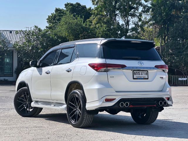 Toyota Fortuner 2017 2.8 V TRD Sportivo Black Top Utility-car ดีเซล ไม่ติดแก๊ส เกียร์อัตโนมัติ ขาว รูปที่ 4