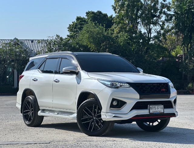 รถ Toyota Fortuner 2.8 V TRD Sportivo Black Top สี ขาว