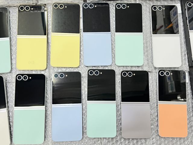 Samsung Z flip3-7 เครื่องศูนย์ไทย สภาพสวย รูปที่ 2