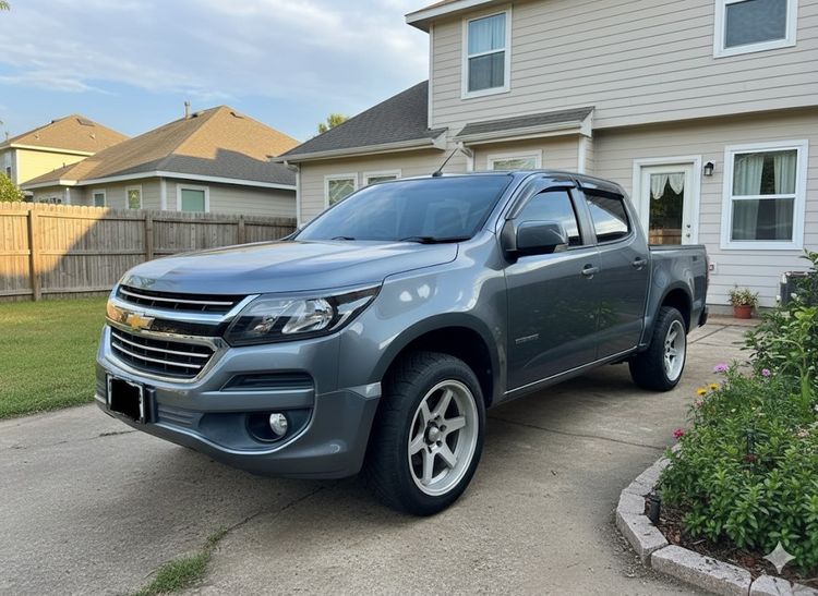 รถ Chevrolet Colorado 2.5 LT สี ขาว