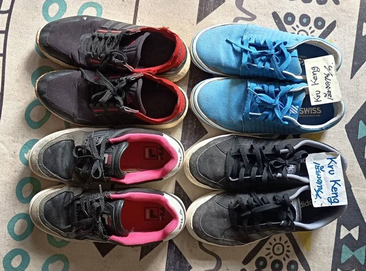 รองเท้าแบรนด์แท้ 4 คู่ 1,000 บาทรวมส่ง เท้าที่เหมาะสม 25 เซนติเมตร เบอร์ 40 (นัดรับเชียงคาน จ.เลย)