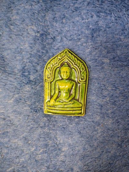 พระขุนแผนเคลือบสีเขียวในภาพนี้เป็นวัตถุมงคลยอดนิยมจาก หลวงปู่ทิมวัดพระขาวจังหวัดพระนครศรีอยุธยารุ่นแรกปี2545สภาพ สวย น่าเก็บหายากมีน้อยองค์