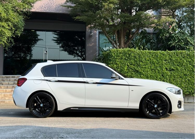 BMW Series 1 2019 118i Sedan เบนซิน ไม่ติดแก๊ส เกียร์อัตโนมัติ ขาว รูปที่ 2