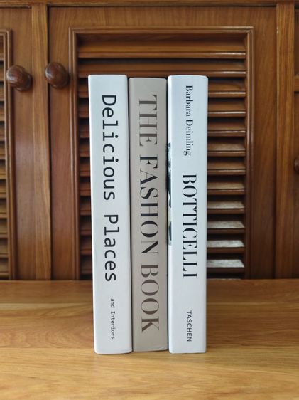 หนังสือปลอม ของแต่งบ้าน พร้อมถ่ายรูป หนังสือตั้งโชว์

 รูปที่ 2