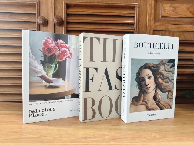 หนังสือปลอม ของแต่งบ้าน พร้อมถ่ายรูป หนังสือตั้งโชว์

