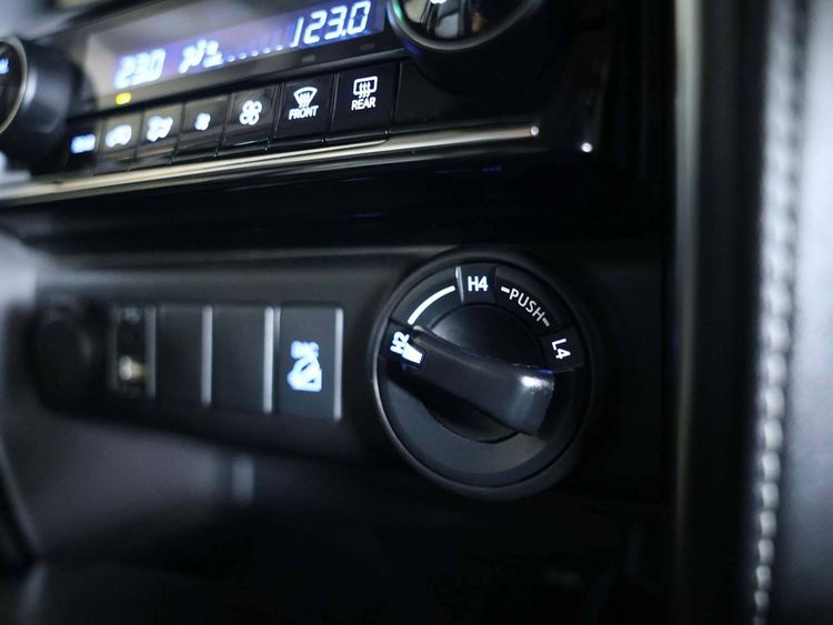 Toyota Fortuner 2022 2.4 Leader V 4WD Utility-car ดีเซล ไม่ติดแก๊ส เกียร์อัตโนมัติ บรอนซ์เงิน รูปที่ 3