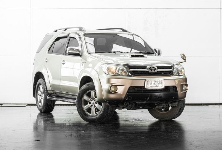 รถ Toyota Fortuner 3.0 V 4WD สี น้ำตาล