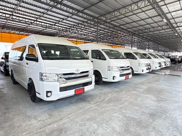 รถ Toyota Commuter 3.0 สี ขาว