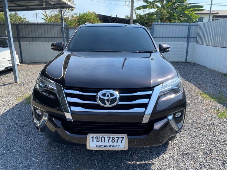 รถ Toyota Fortuner 2.4 V สี น้ำตาล