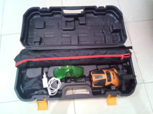 ส่งต่อถูกๆ  2,000 บาท (ซื้อมา 4,200) เลเซอร์วัดระดับ สภาพใหม่มาก พร้อมกล่อง อุปกรณครบ