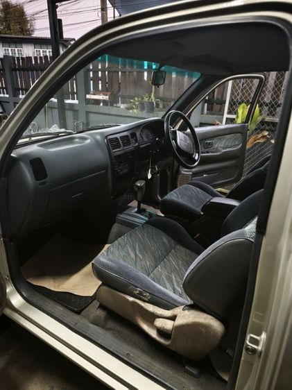 รถ Toyota Hilux Tiger 3.0 SGL สี บรอนซ์ทอง