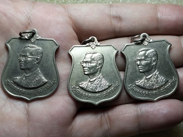เหรียญอาร์มในหลวงฯ.9 ยก3 เหรียญ700 ครับ