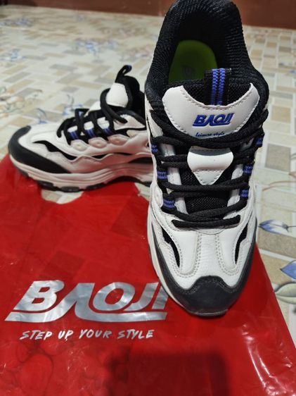 รองเท้าผ้าใบ ผ่านการใช้งานครั้งเดียว