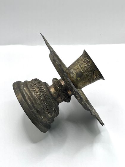 เชิงเทียน กระไหล่เงิน ตอกลายโบราณ เก่าสะสม รูปที่ 6