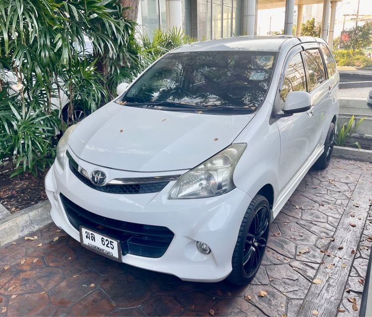 รถ Toyota Avanza 1.5 S สี ขาว