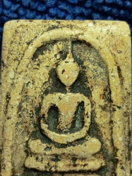 วัดระฆังมีเม็ดแดงที่ใบหน้า.เก่า