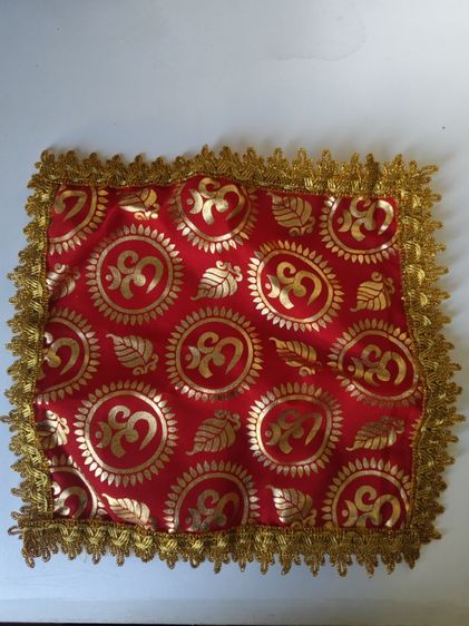 ผ้ารององค์เทพ ผ้ารองพานลายโอม ผ้าโอม ผ้าลายโอม ผ้าอาสนะ ผ้ารองพานลายโอม ขนาด 9x9
