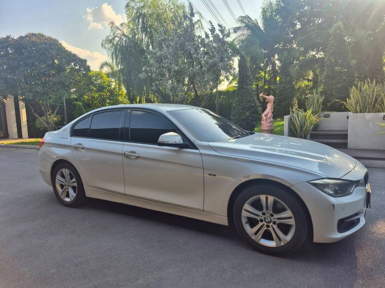BMW Series 3 2013 320d Sedan ดีเซล ไม่ติดแก๊ส เกียร์อัตโนมัติ ขาว รูปที่ 3