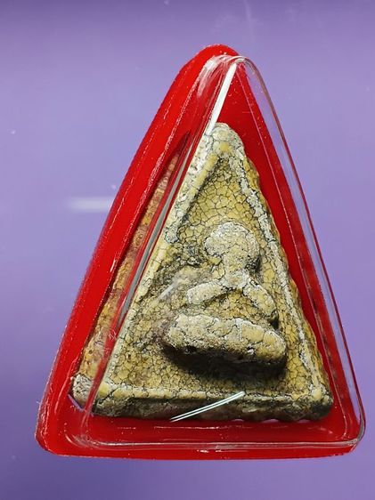 พระปิดตาสามเหลี่ยมองค์ครู หลวงปู่ภู วัดอินทร์ รุ่นเเรก สภาพผ่านการใช้ออกสงครามมาอย่างโชกโชน พระนายทหารพรานเก่า เนื้อจัดเหมือนสมเด็จวัดระฆัง รูปที่ 5