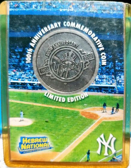 เหรียญที่ระลึกของทีมเบสบอลอันดับต้นๆของโลกคือทีมนิวยอร์ก แยงกีส์ (New York Yankees)ฉลองครบรอบ100ปี
