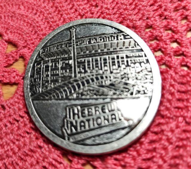 เหรียญที่ระลึกของทีมเบสบอลอันดับต้นๆของโลกคือทีมนิวยอร์ก แยงกีส์ (New York Yankees)ฉลองครบรอบ100ปี รูปที่ 4