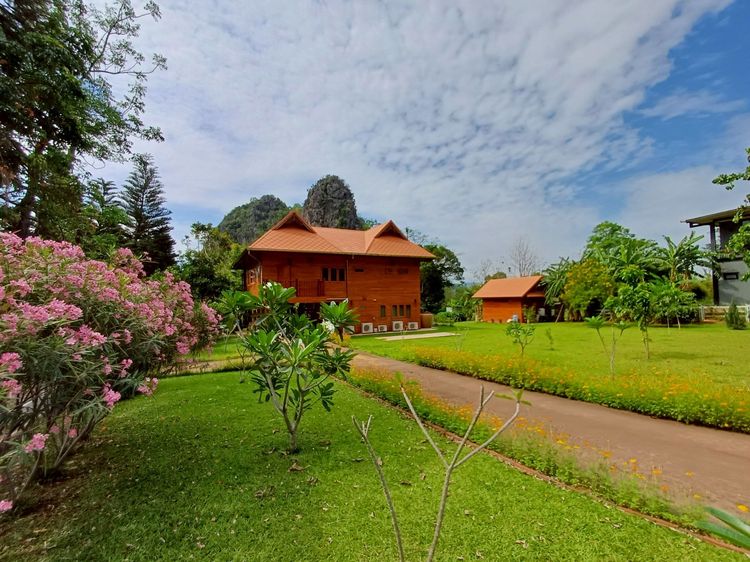 บ้านไม้สักสองชั้นพร้อมที่ดินในโครงการเขาลอยรีสอร์ท